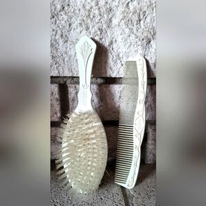Vintage Avon Past And Present brush and comb set in Excellent condition!!